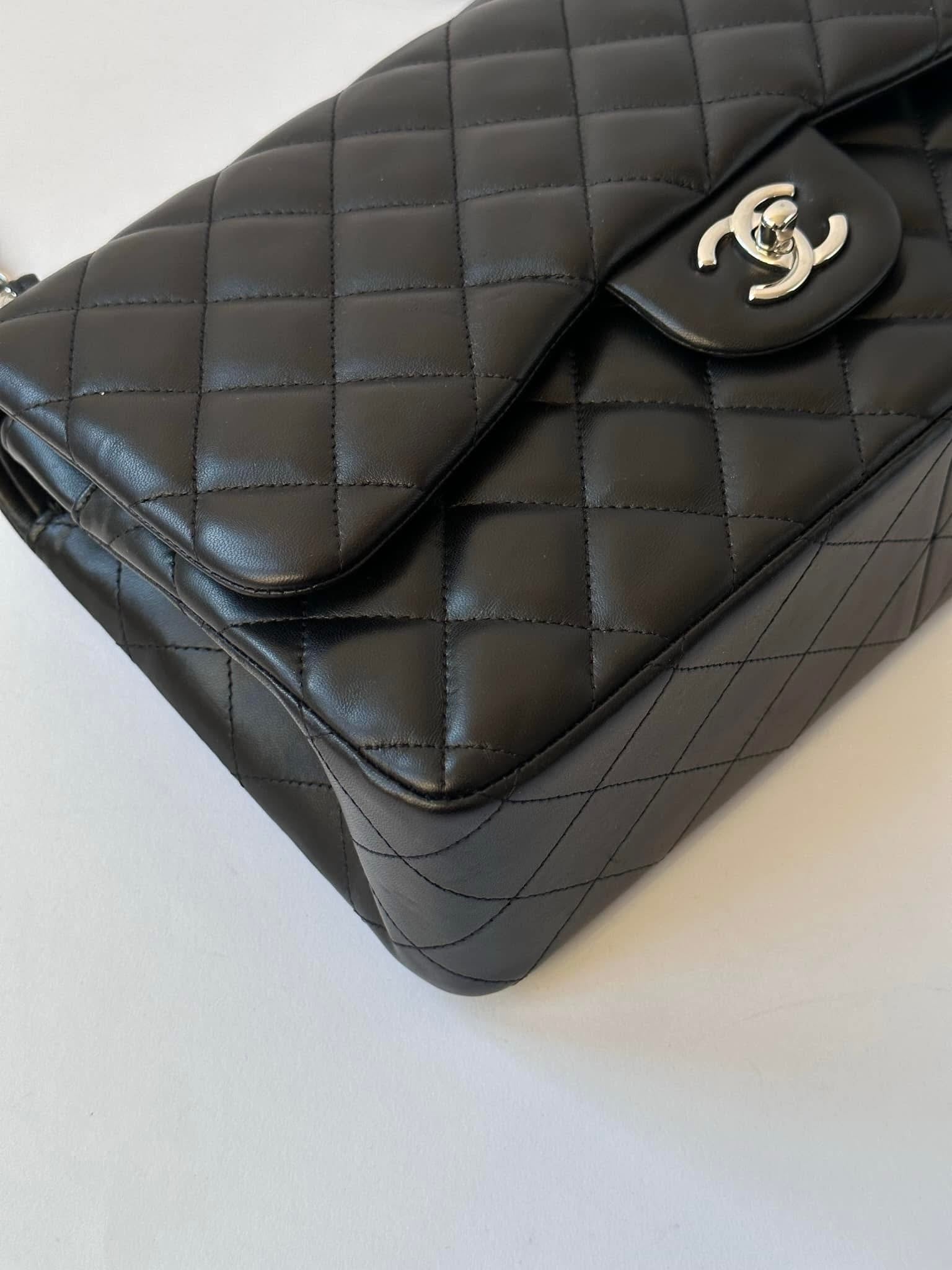CHANEL Black Jumbo Doubleflap