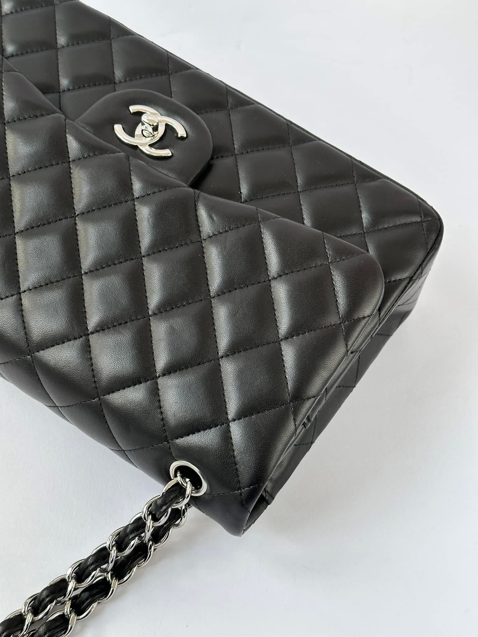 CHANEL Black Jumbo Doubleflap