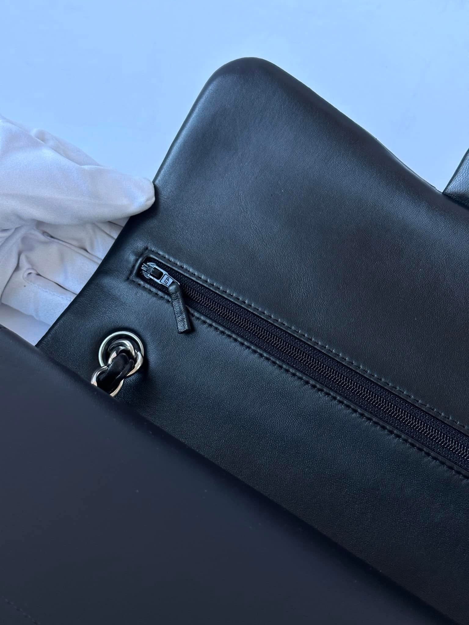 CHANEL Black Jumbo Doubleflap