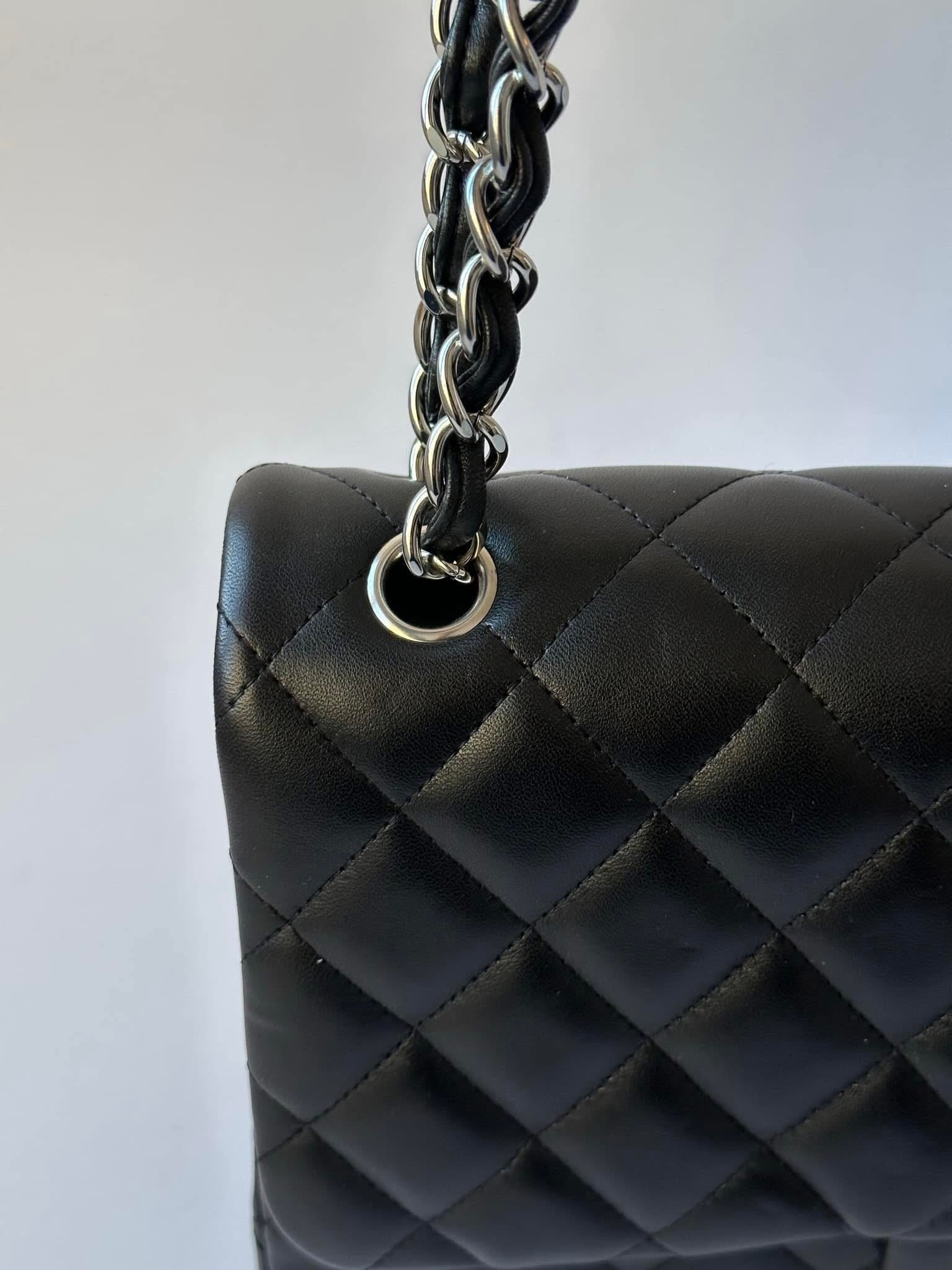 CHANEL Black Jumbo Doubleflap